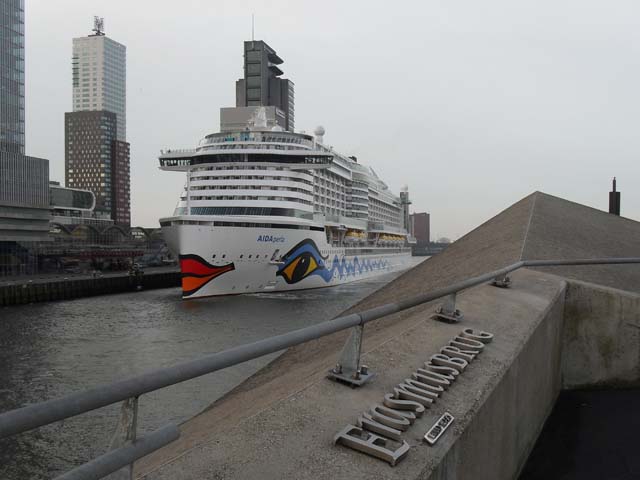 Cruiseschip ms AIDAperla van AIDA Cruises aan de Cruise Terminal Rotterdam